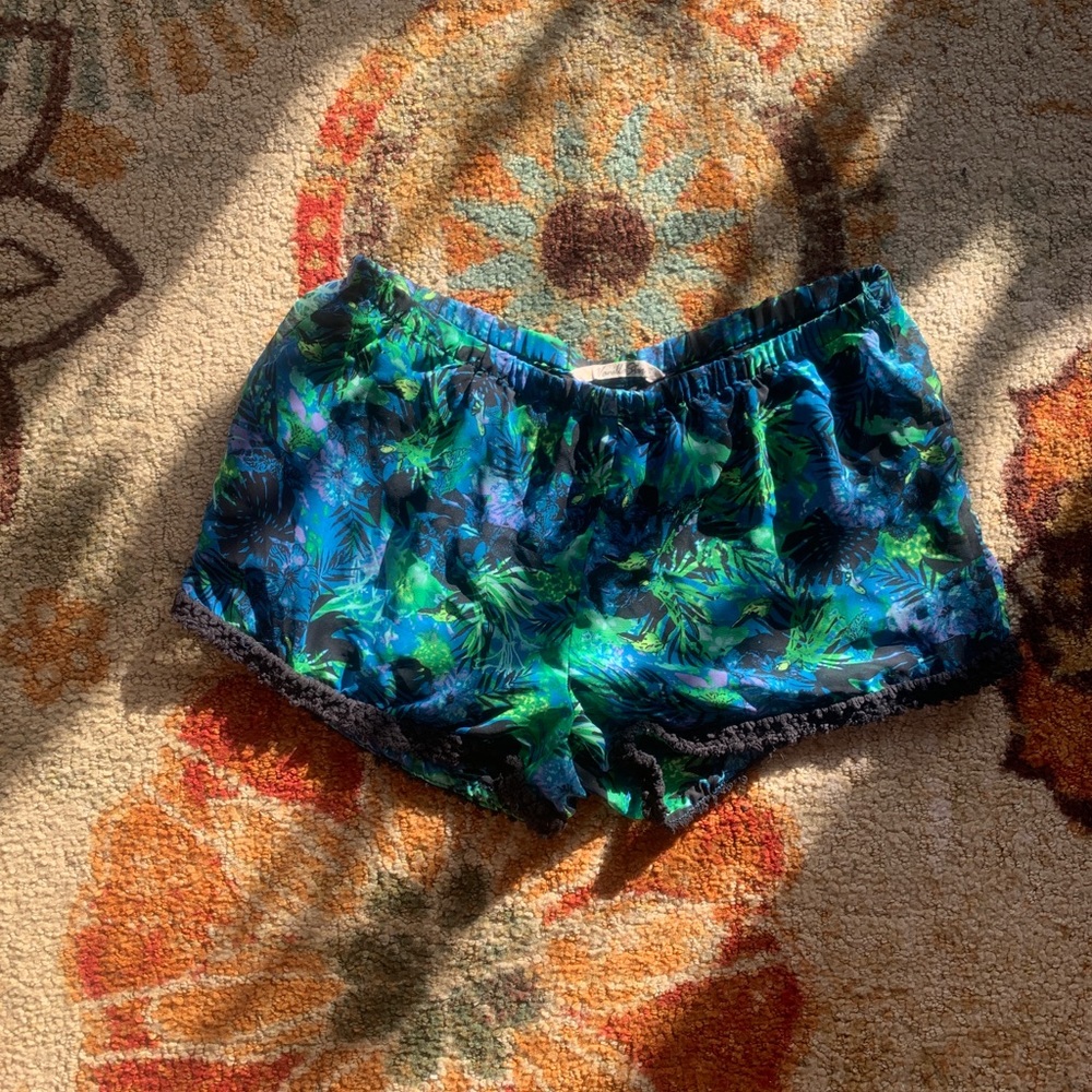 Comfy airy. Tropical shorts.
